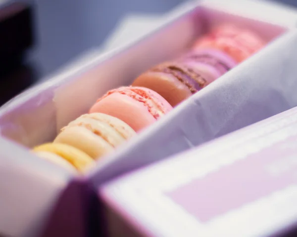 Macarrones en elegante caja de regalo — Foto de Stock