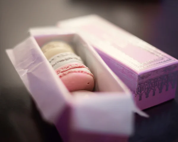 Macarrones en elegante caja de regalo — Foto de Stock