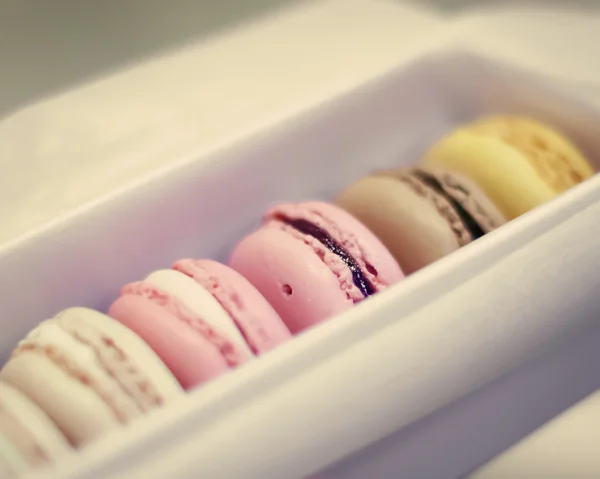 Macaroons i elegant presentask — Stockfoto