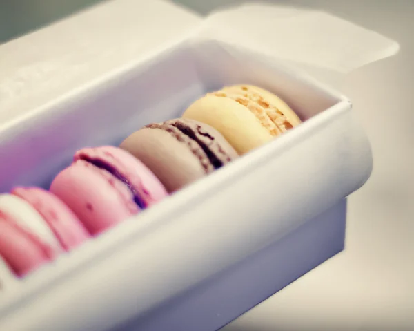 Macaroons i elegant presentask — Stockfoto