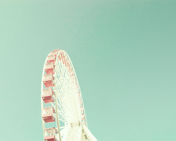 Винтажное пастельное колесо обозрения

