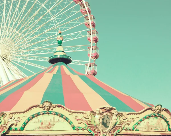 Vintage carousel and ferris wheel — Stock Photo, Image