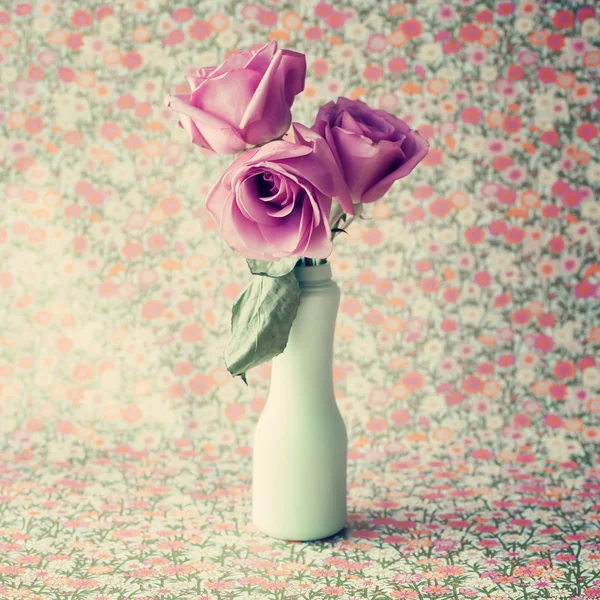 Rosas rosa em vaso — Fotografia de Stock