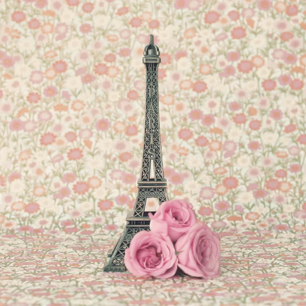 Eiffel tower and roses — Stock Photo, Image