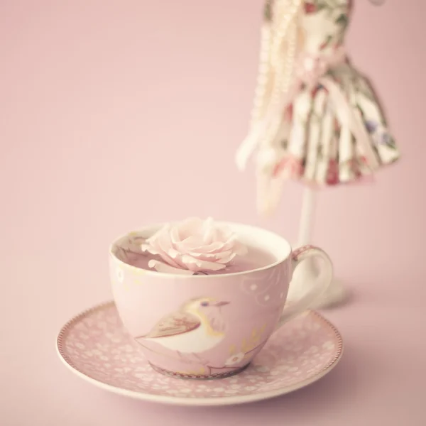 Rose in cup of tea — Stock Photo, Image