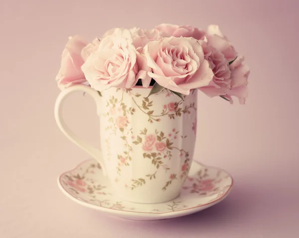 Pink roses in a cup — Stock Photo, Image