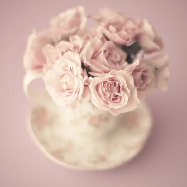 Rosas rosadas en una taza —  Fotos de Stock