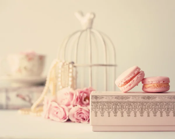 Macaroons and roses with birdcage — Stock Photo, Image