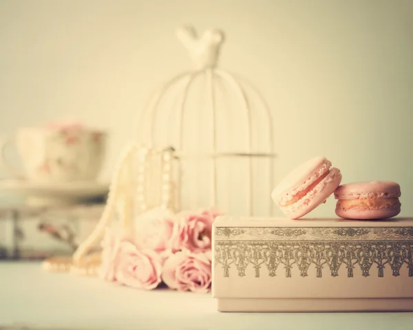 Macarrones y rosas con jaula para pájaros — Foto de Stock