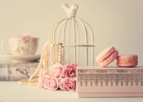 Macaroons and roses with birdcage — Stock Photo, Image