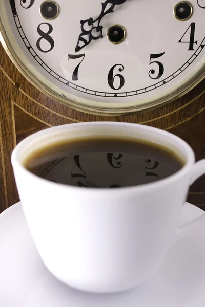 Café negro con reloj —  Fotos de Stock