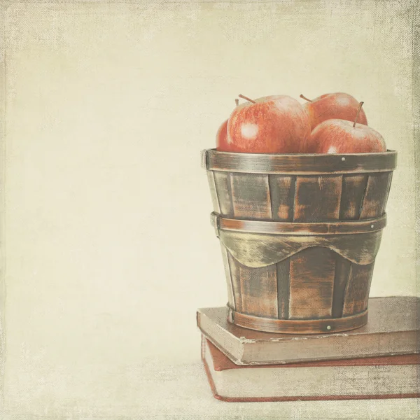 Omenat korissa kirjoja — kuvapankkivalokuva