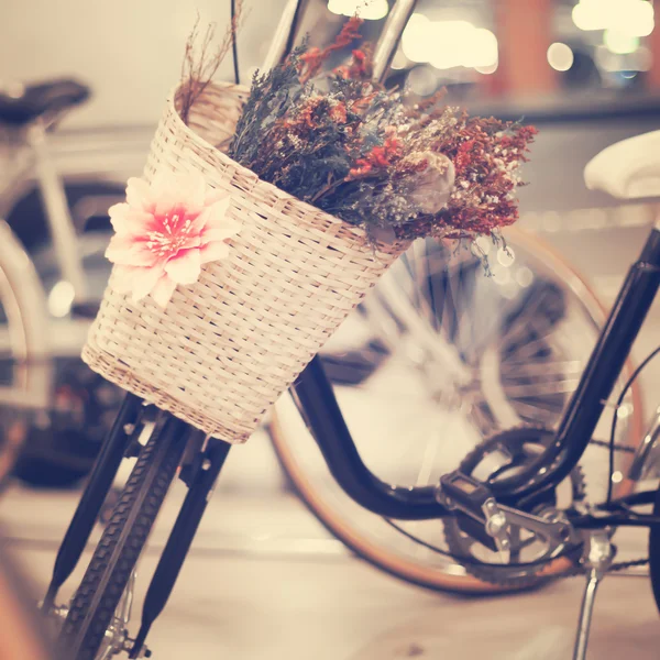 バスケットの花と自転車 — ストック写真