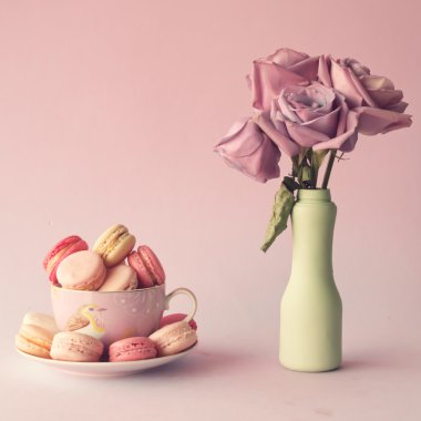 Fincan macaroons ve Gül Vazosu
