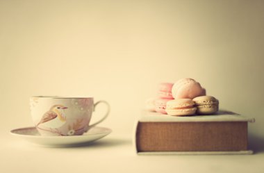 Kitap ve çay macaroons