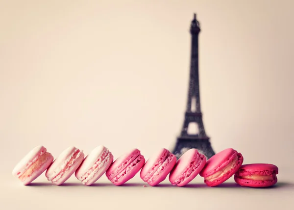 French macaroons and Eiffel tower — Stock Photo, Image