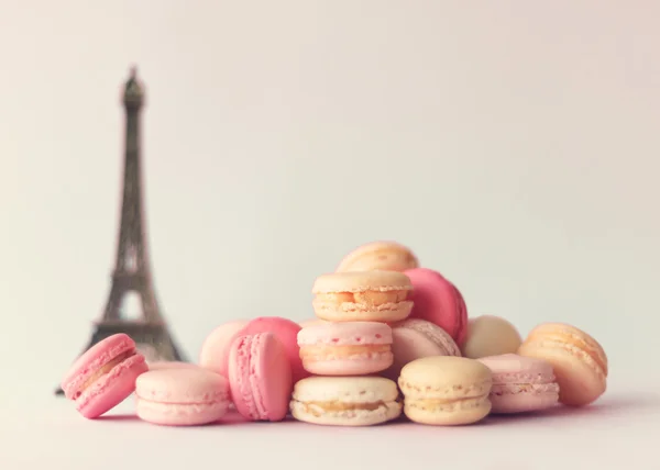 French macaroons and Eiffel tower — Stock Photo, Image