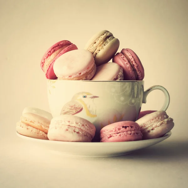 Coupe de macarons sur assiette — Photo