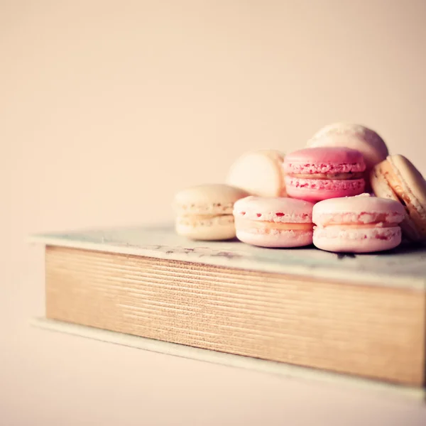 Macaron e libro — Foto Stock