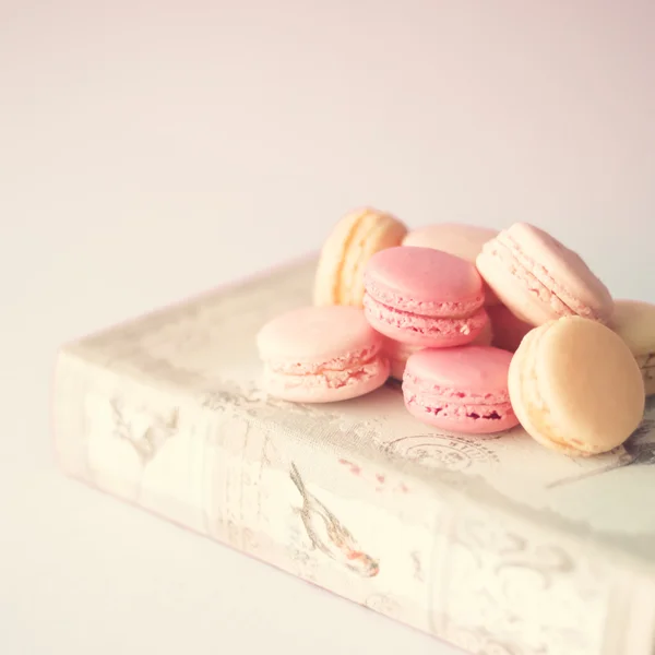 Macaroons och bok — Stockfoto