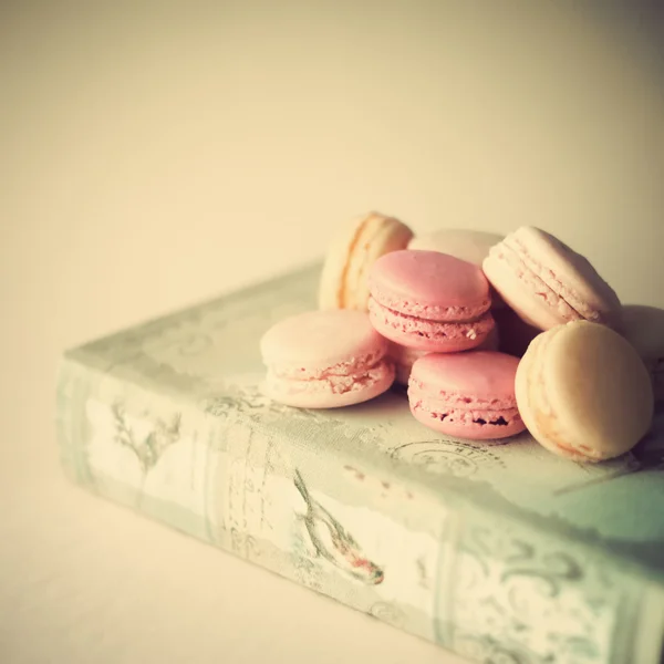 Macaroons e livro — Fotografia de Stock