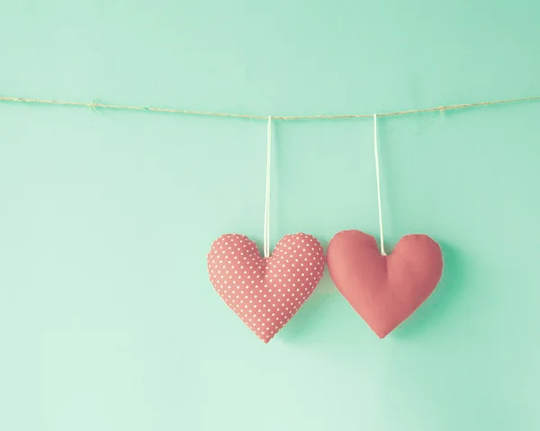 Corazones de San Valentín colgando de una cuerda —  Fotos de Stock