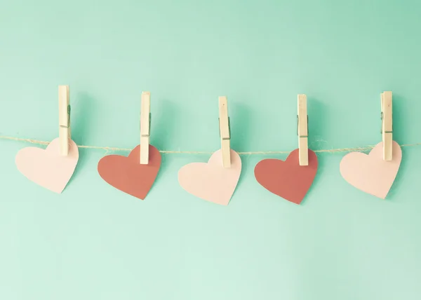 Corações de Valentim na corda com alfinetes — Fotografia de Stock