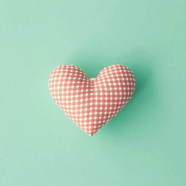 One Cotton heart on green — Stock Photo, Image