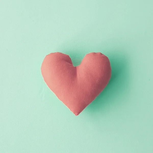 One Cotton heart on green — Stock Photo, Image