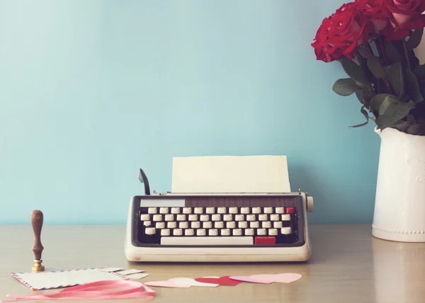 Vintage typewriter and bouquet of roses — Stock Photo, Image