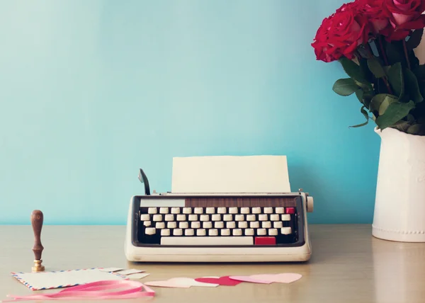 Máquina de escribir vintage y ramo de rosas — Foto de Stock