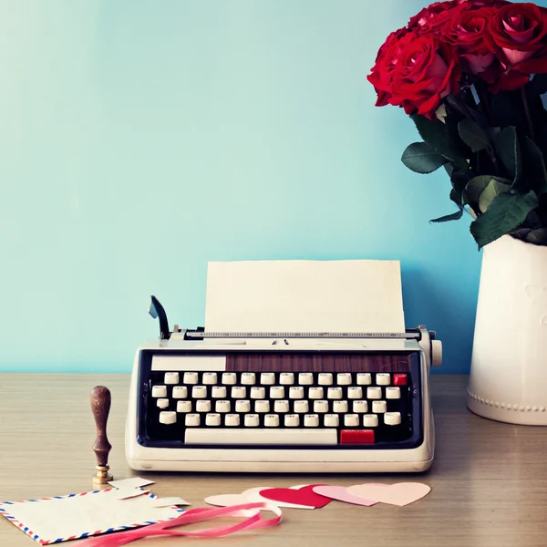 Macchina da scrivere vintage e bouquet di rose — Foto Stock