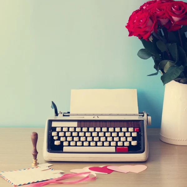 Vintage typewriter and bouquet of roses — Stock Photo, Image
