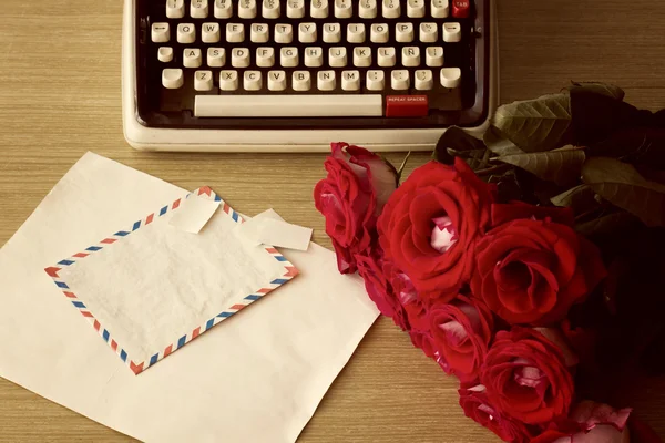 老式的打字机和复古信封 — 图库照片
