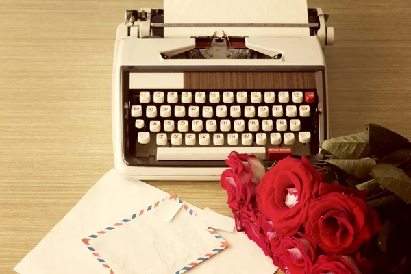 Macchina da scrivere vintage e bouquet di rose — Foto Stock