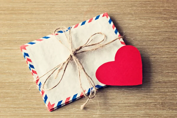 Винтажные конверты и бумажное сердце — стоковое фото