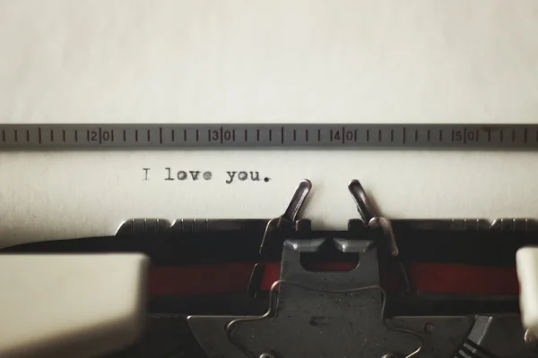 Mesaj de dragoste într-o mașină de scris de epocă — Fotografie, imagine de stoc