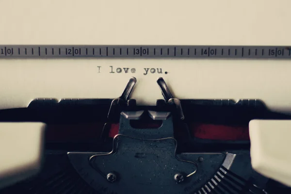 Mensaje de amor en una máquina de escribir vintage — Foto de Stock