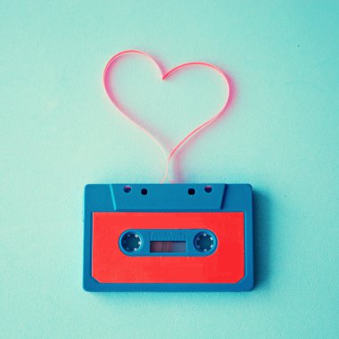 Kalp şekli içinde ses kaset kaset
