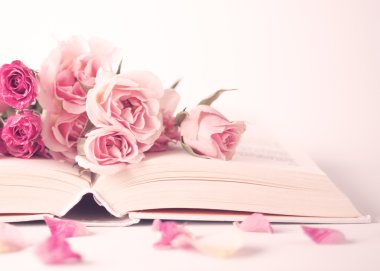 Pembe peonies ve kitap güllerinin