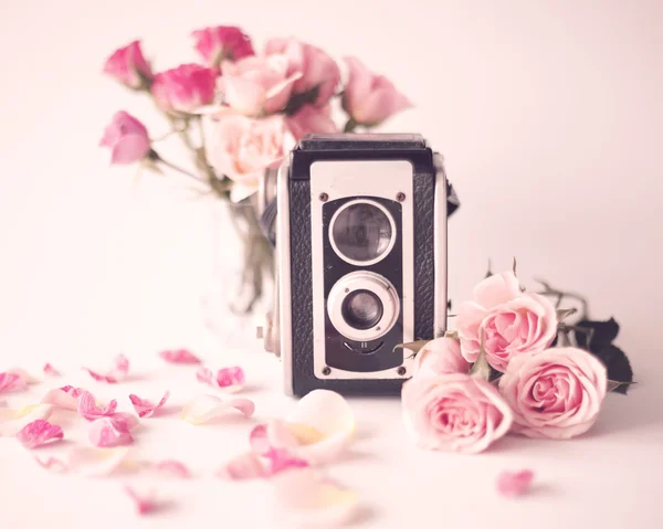 Retro fotoğraf makinesi ile Peonies ve güller