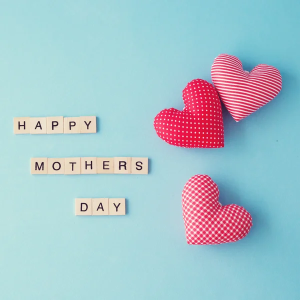 Tarjeta del día de la madre feliz y corazones — Foto de Stock