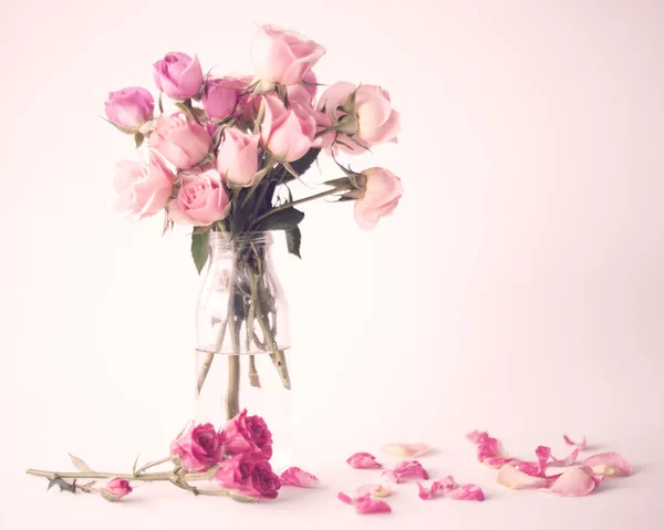 Pink roses in vase — Stock Photo, Image