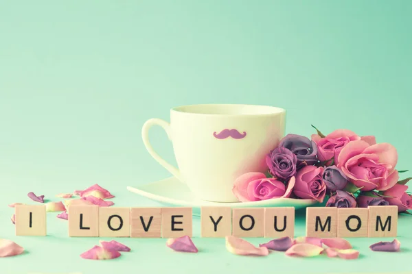 I love you mom and cup near roses — Stock Photo, Image