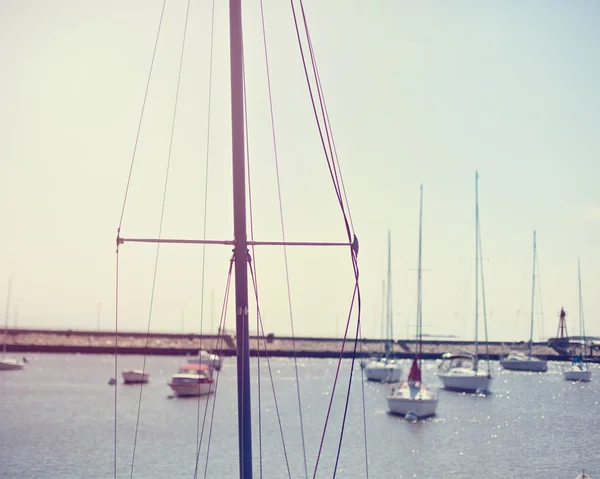 Pelabuhan musim panas dengan perahu — Stok Foto