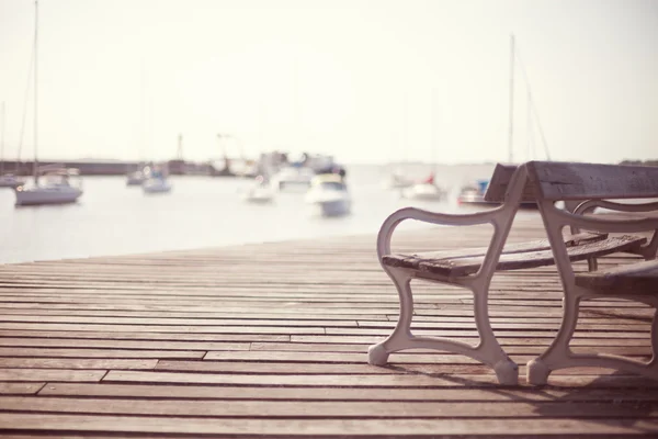 Prázdný port s lavičkami — Stock fotografie