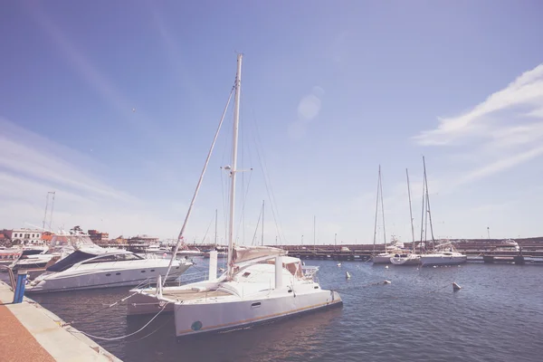 Puerto de verano con barcos —  Fotos de Stock