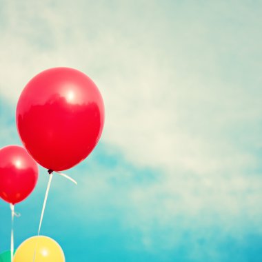 Balonlar retro bir gökyüzü üzerinde