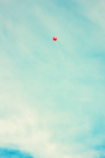 Воздушный шар над ретро-небом — стоковое фото
