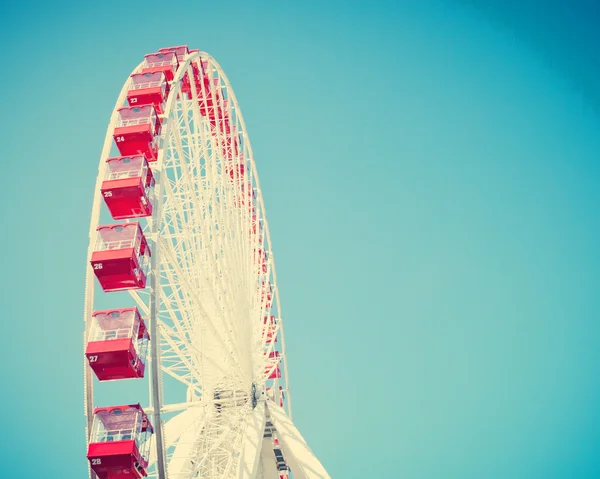 Rueda de ferris durante el carnaval de verano — Foto de Stock